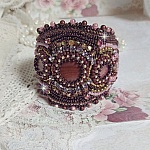 Bracelet Belle romance brod&eacute; avec des disques en Nacres Acajou et Prune. Orn&eacute; de facettes, chatons, rocailles et navettes en Cristal. Le bord du bracelet est fini avec des perles Rose et Marron